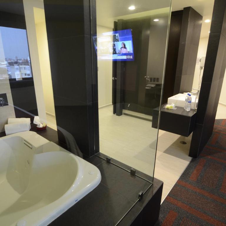 Holiday Inn Mexico Dali Airport by IHG - Suite con bañera de hidromasaje - Cama extragrande - 2