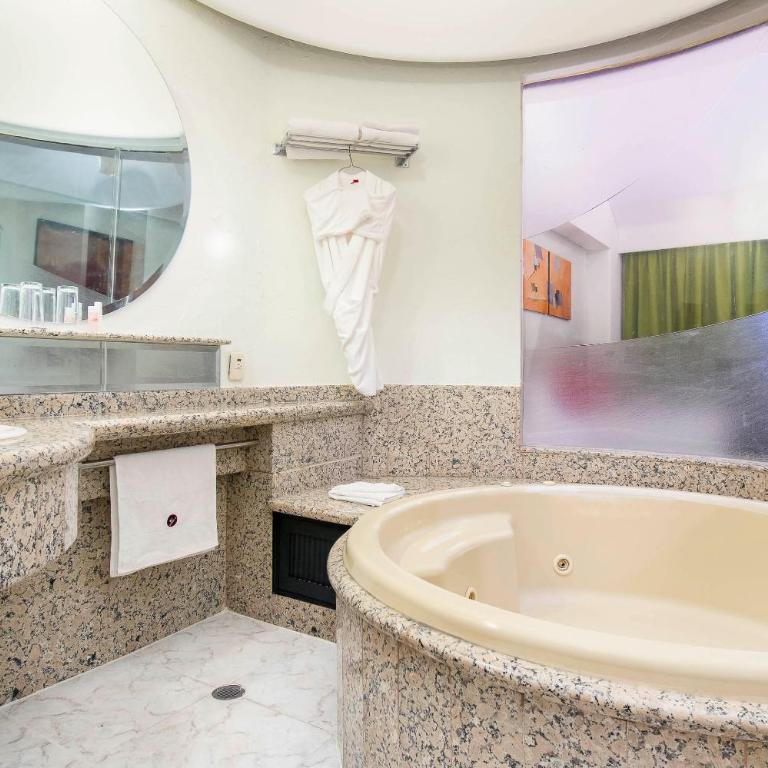 Hotel Mandarin Carton - Suite con bañera de hidromasaje - Cama extragrande - 1