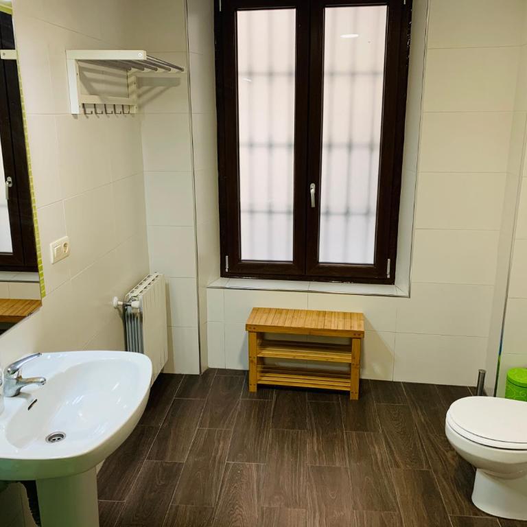 Oh! My Hostel - Double Room with Shared Bathroom - 1
