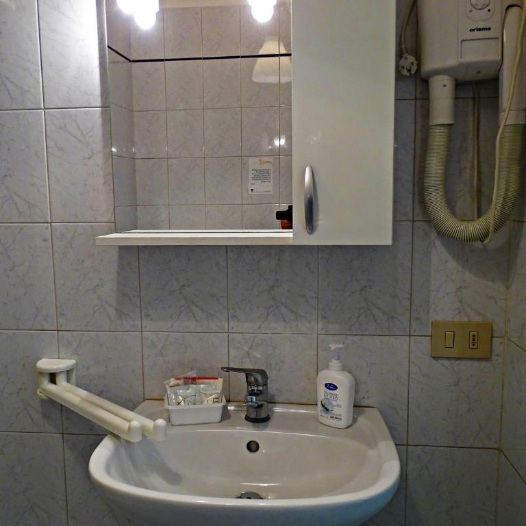 Affittacamere Arancio - Camera Matrimoniale con Bagno in Comune - 5