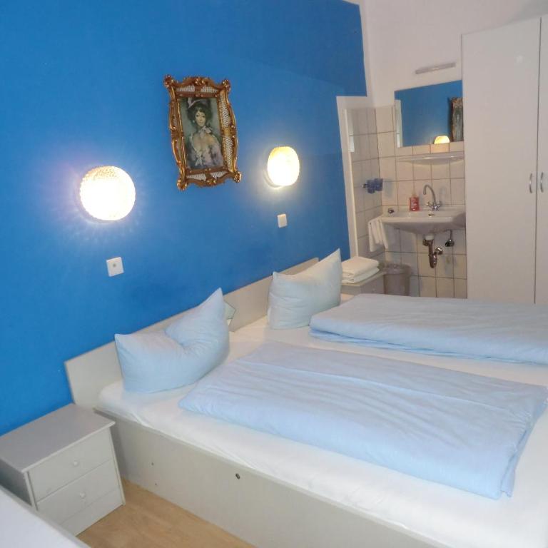 Hotel Pension Haydn - Chambre Triple avec Toilettes Communes - 1