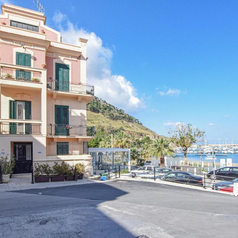 Awesome Apartment In Castellammare Dg With Wifi - Three-Bedroom Apartment - 1