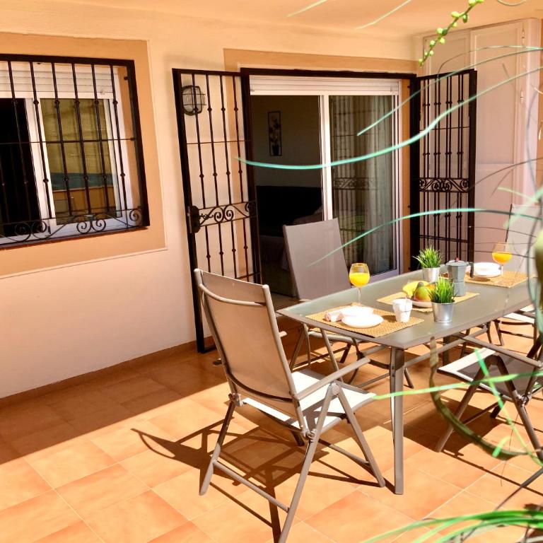 Apartamento de 2 dormitorios, gran terraza, vistas al mar junto playa Carvajal - Two-Bedroom Apartment - 5