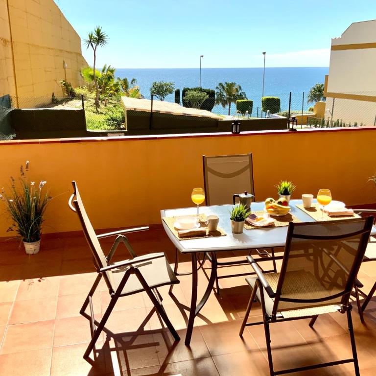 Apartamento de 2 dormitorios, gran terraza, vistas al mar junto playa Carvajal - Two-Bedroom Apartment - 2