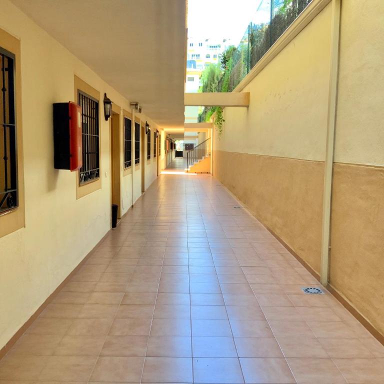 Apartamento de 2 dormitorios, gran terraza, vistas al mar junto playa Carvajal - Two-Bedroom Apartment - 33