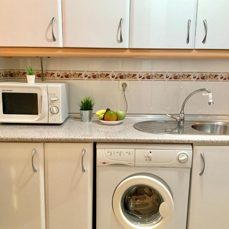 Apartamento de 2 dormitorios, gran terraza, vistas al mar junto playa Carvajal - Two-Bedroom Apartment - 28