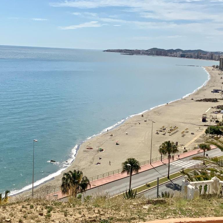 Apartamento de 2 dormitorios, gran terraza, vistas al mar junto playa Carvajal - Two-Bedroom Apartment - 46