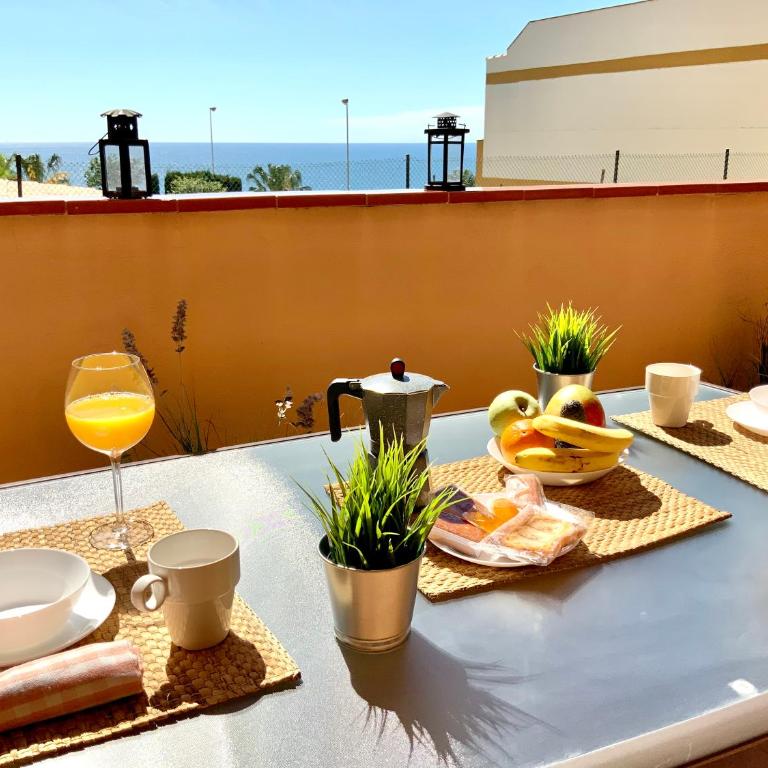 Apartamento de 2 dormitorios, gran terraza, vistas al mar junto playa Carvajal - Two-Bedroom Apartment - 6