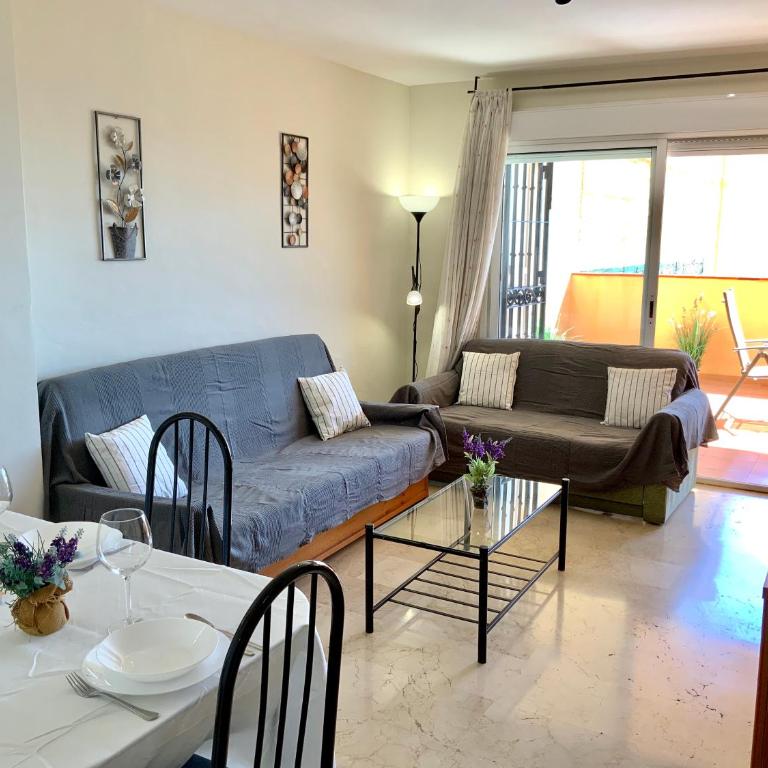 Apartamento de 2 dormitorios, gran terraza, vistas al mar junto playa Carvajal - Two-Bedroom Apartment - 12