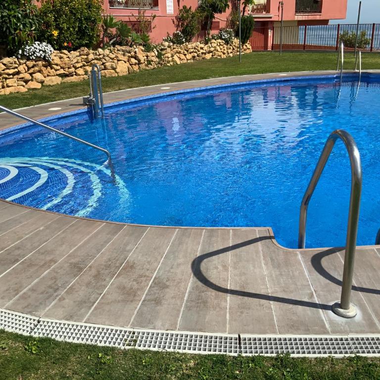 Apartamento de 2 dormitorios, gran terraza, vistas al mar junto playa Carvajal - Two-Bedroom Apartment - 40