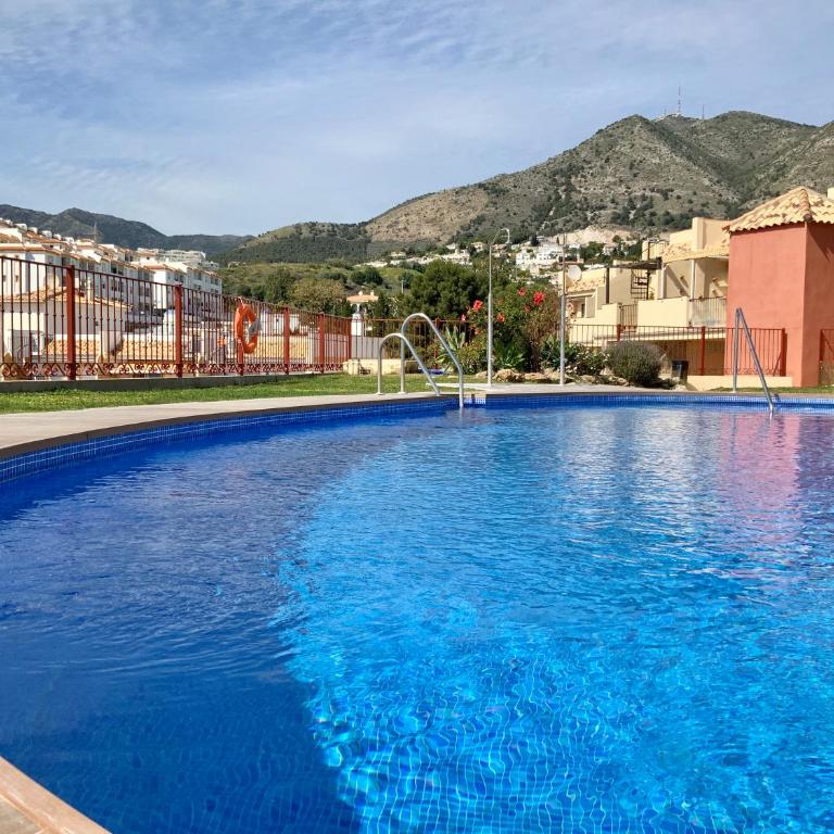 Apartamento de 2 dormitorios, gran terraza, vistas al mar junto playa Carvajal - Two-Bedroom Apartment - 41