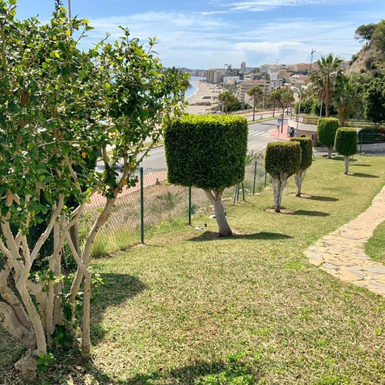 Apartamento de 2 dormitorios, gran terraza, vistas al mar junto playa Carvajal - Two-Bedroom Apartment - 44
