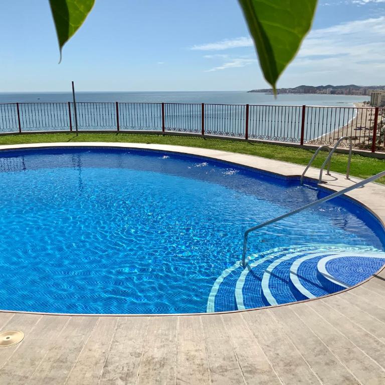 Apartamento de 2 dormitorios, gran terraza, vistas al mar junto playa Carvajal - Two-Bedroom Apartment - 36