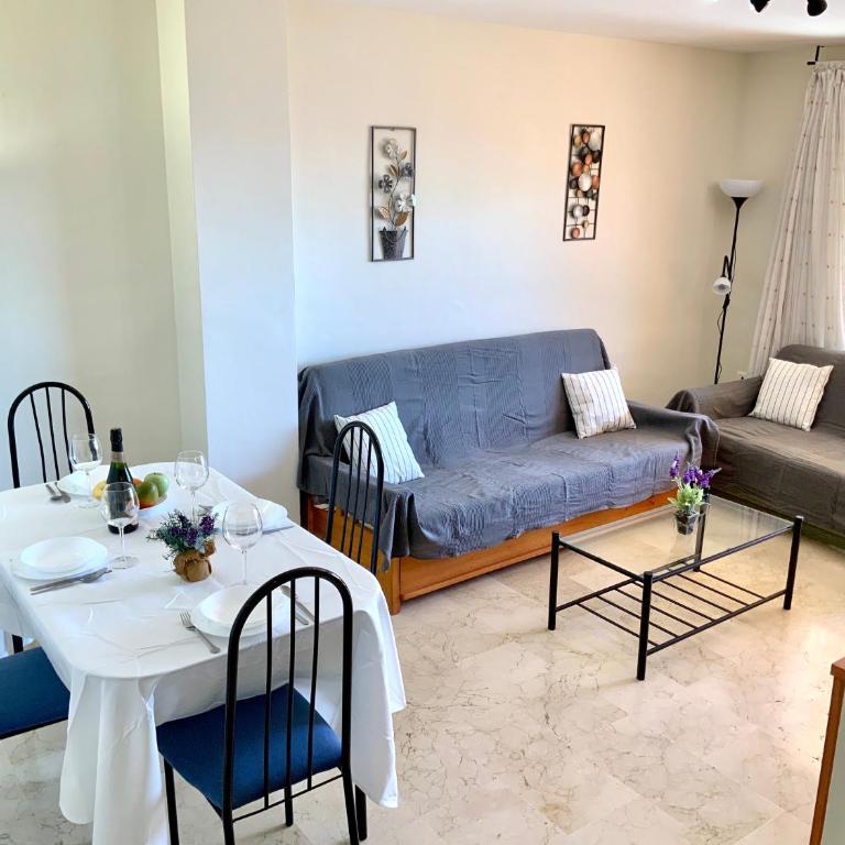 Apartamento de 2 dormitorios, gran terraza, vistas al mar junto playa Carvajal - Two-Bedroom Apartment - 18