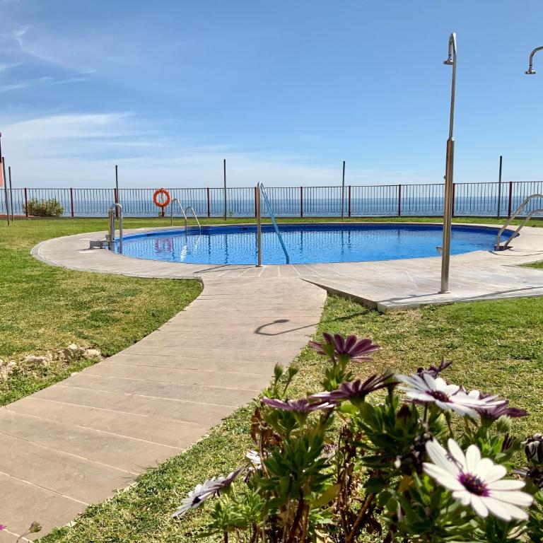 Apartamento de 2 dormitorios, gran terraza, vistas al mar junto playa Carvajal - Two-Bedroom Apartment - 37