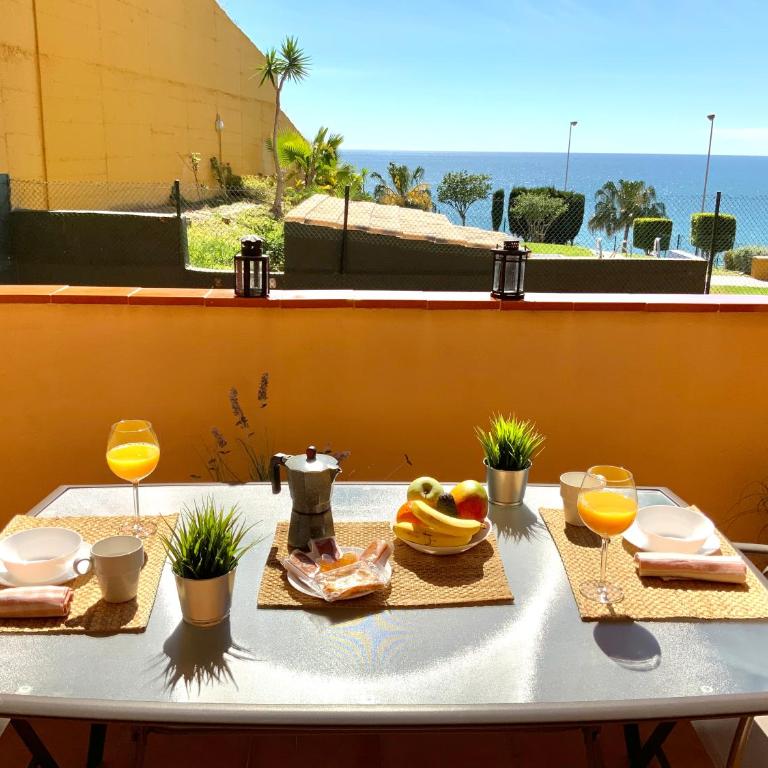 Apartamento de 2 dormitorios, gran terraza, vistas al mar junto playa Carvajal - Two-Bedroom Apartment - 3