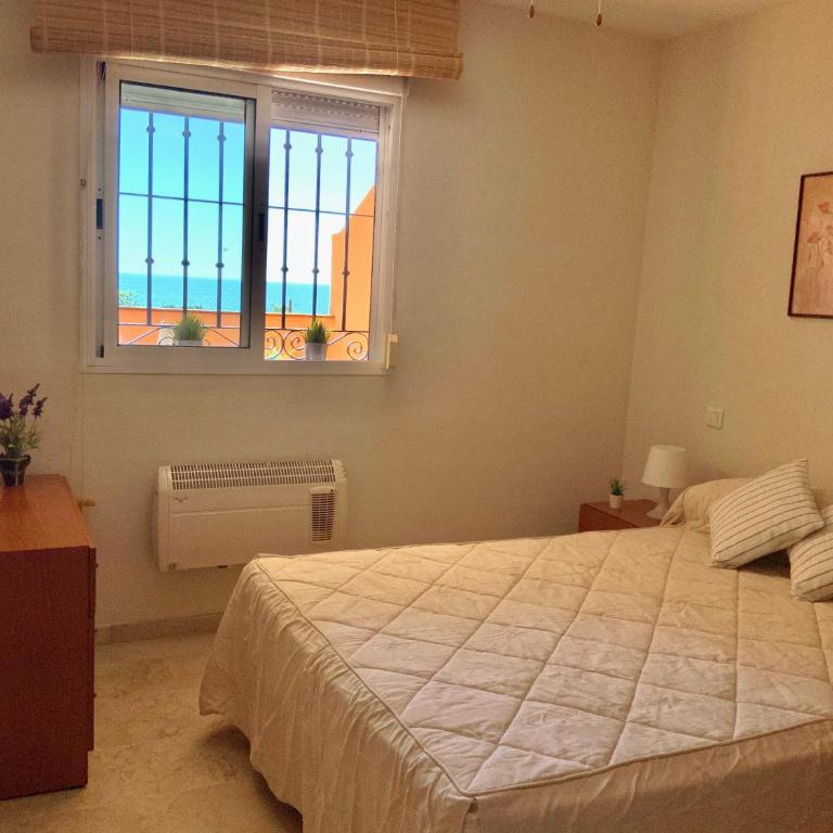 Apartamento de 2 dormitorios, gran terraza, vistas al mar junto playa Carvajal - Two-Bedroom Apartment - 11