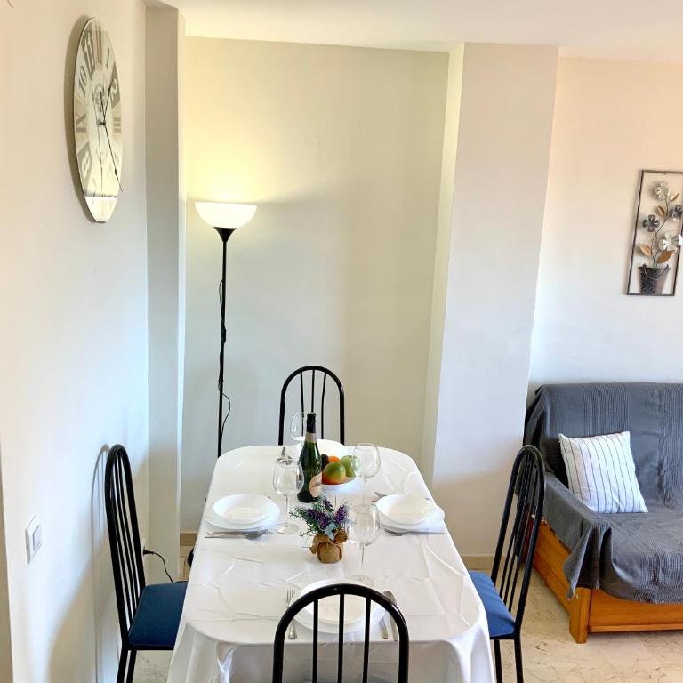 Apartamento de 2 dormitorios, gran terraza, vistas al mar junto playa Carvajal - Two-Bedroom Apartment - 15