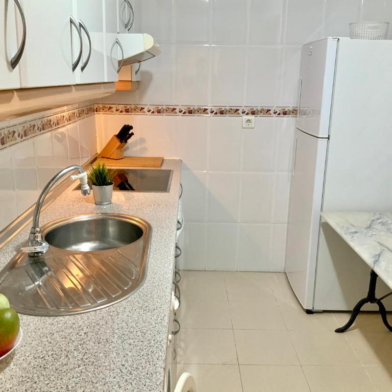 Apartamento de 2 dormitorios, gran terraza, vistas al mar junto playa Carvajal - Two-Bedroom Apartment - 27