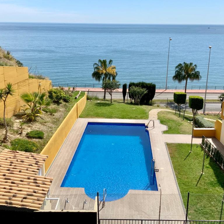 Apartamento de 2 dormitorios, gran terraza, vistas al mar junto playa Carvajal - Two-Bedroom Apartment - 34