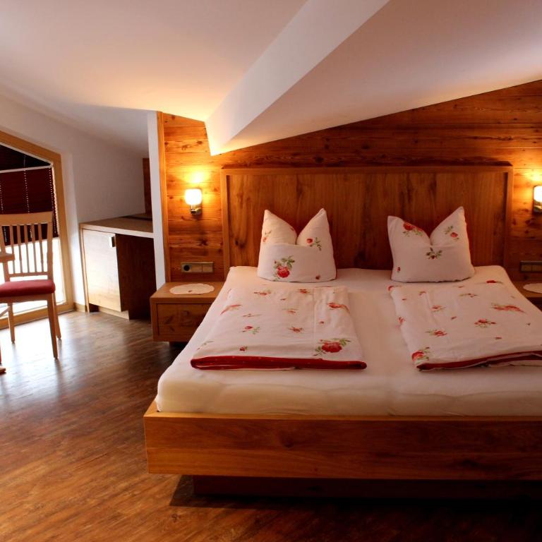 Hotel Alpina - Doppelzimmer mit Balkon - 7
