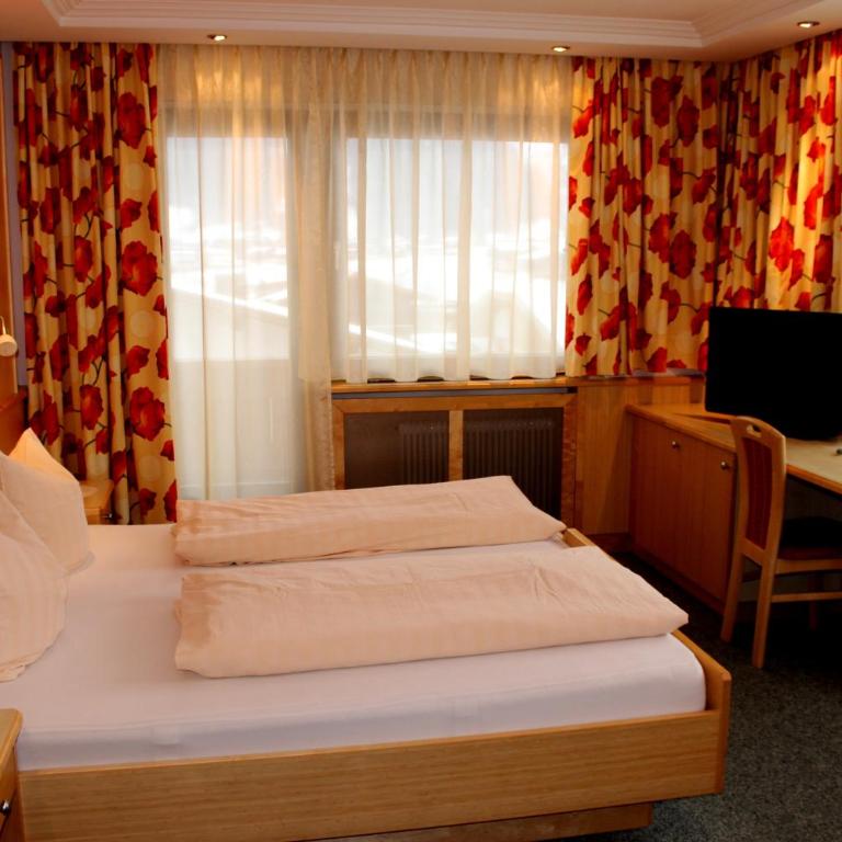 Hotel Alpina - Doppelzimmer mit Balkon - 8
