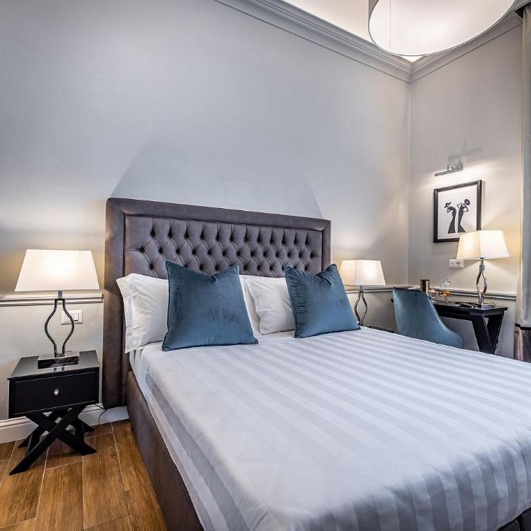 Hotel Ungherese - Queen room with external bathroom and double or twin beds - 4