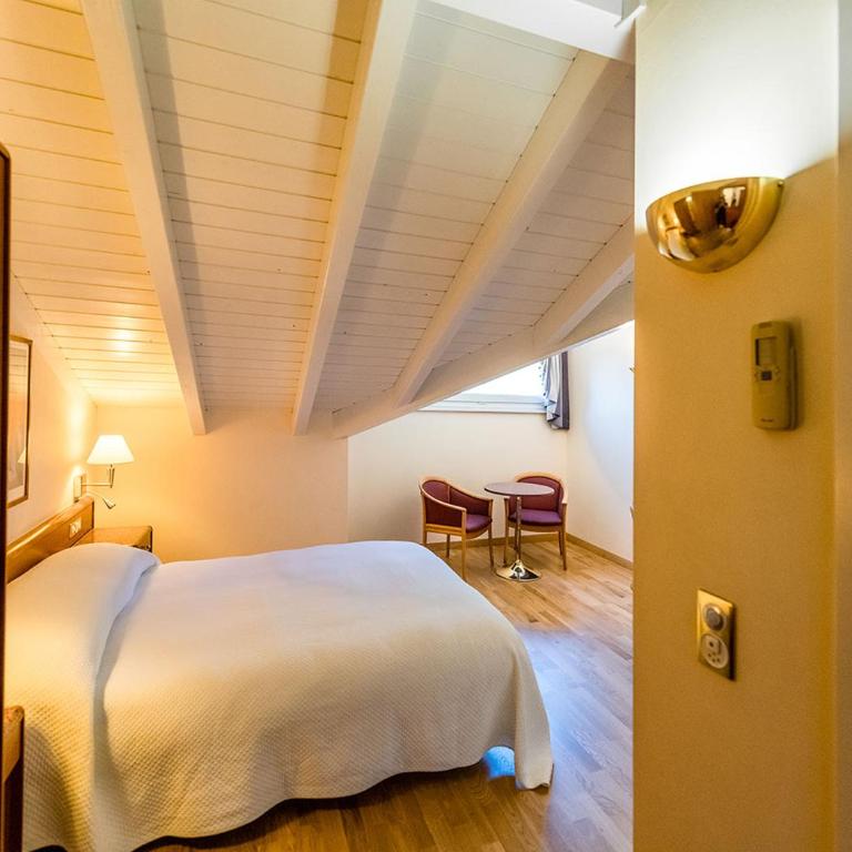 Hôtel des Bains de Saillon - Doppelzimmer im Dachgeschoss - 2