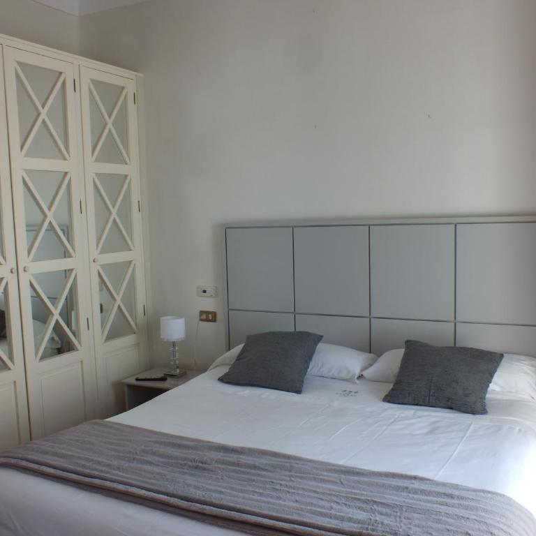 Casa Palacio VillaZambra - Habitación con cama extragrande y bañera de hidromasaje - 6