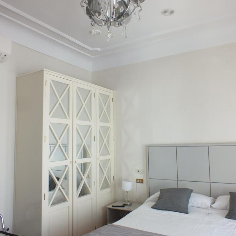 Casa Palacio VillaZambra - Habitación con cama extragrande y bañera de hidromasaje - 8