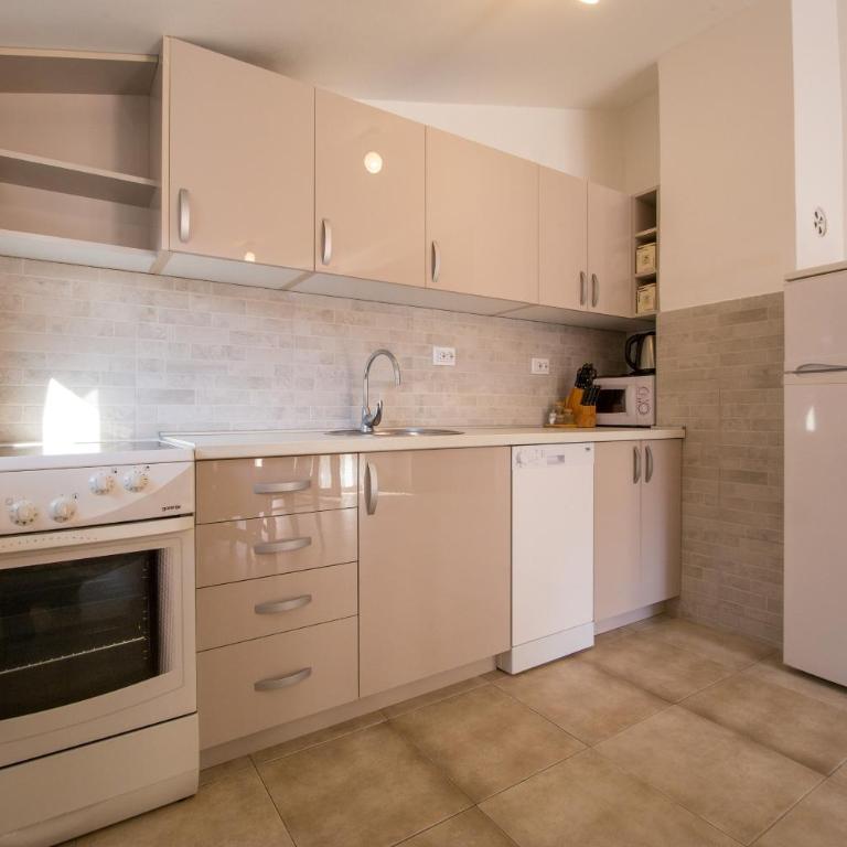 Apartments Kovačević - Two-Bedroom Apartment with Balcony - 10