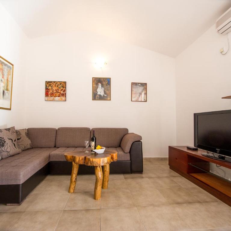 Apartments Kovačević - Two-Bedroom Apartment with Balcony - 1