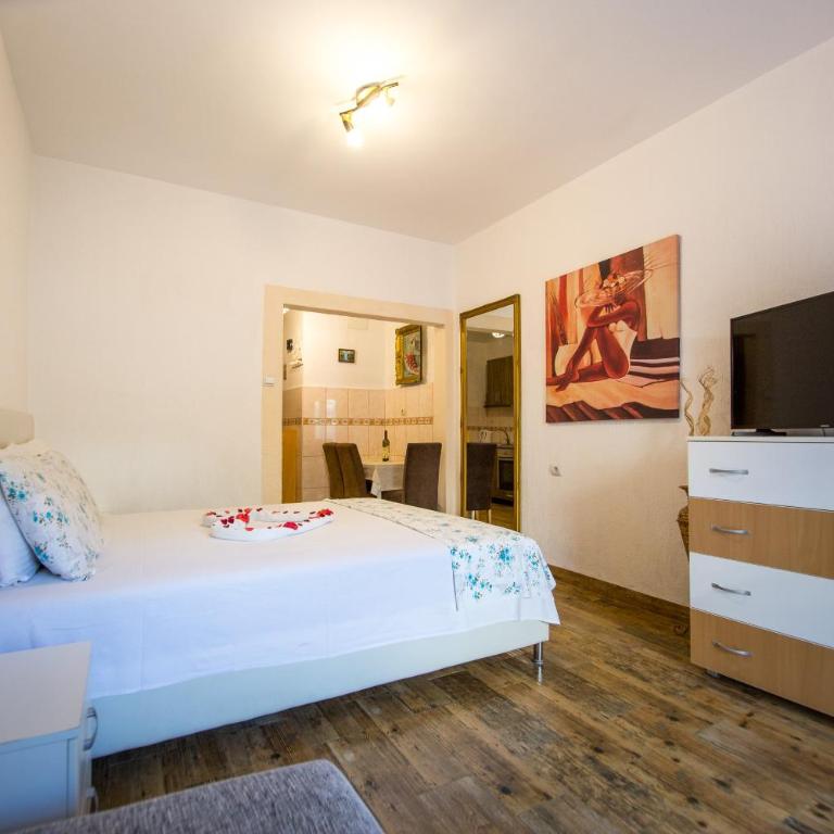 Apartments Kovačević - Studio with Garden View - 7