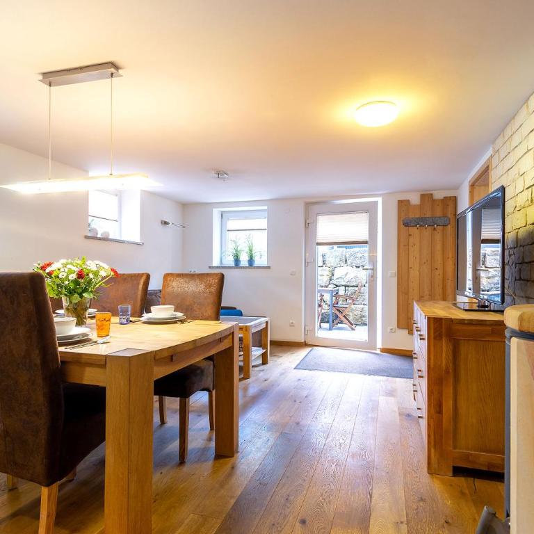 Alpen-Hostel - Apartment Talstation mit Motorradvermietung - Apartment mit 2 Schlafzimmern - 1