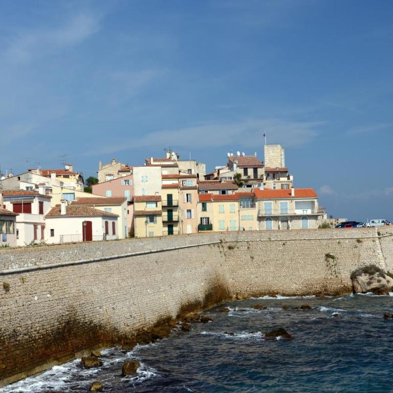 Grand 2 pièces rénové climatisé, vieil Antibes, proche port - One-Bedroom Apartment - 31