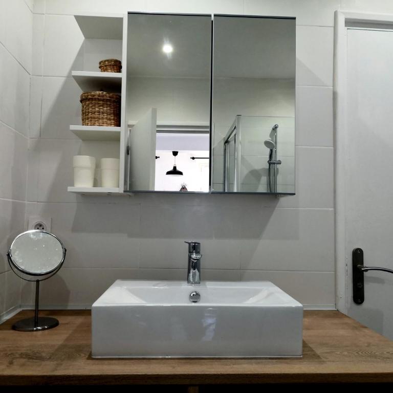 Grand 2 pièces rénové climatisé, vieil Antibes, proche port - One-Bedroom Apartment - 20