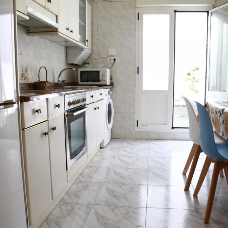 Cálida Vivienda Turística Céntrica junto al Funicular y Metro - Appartement - 13