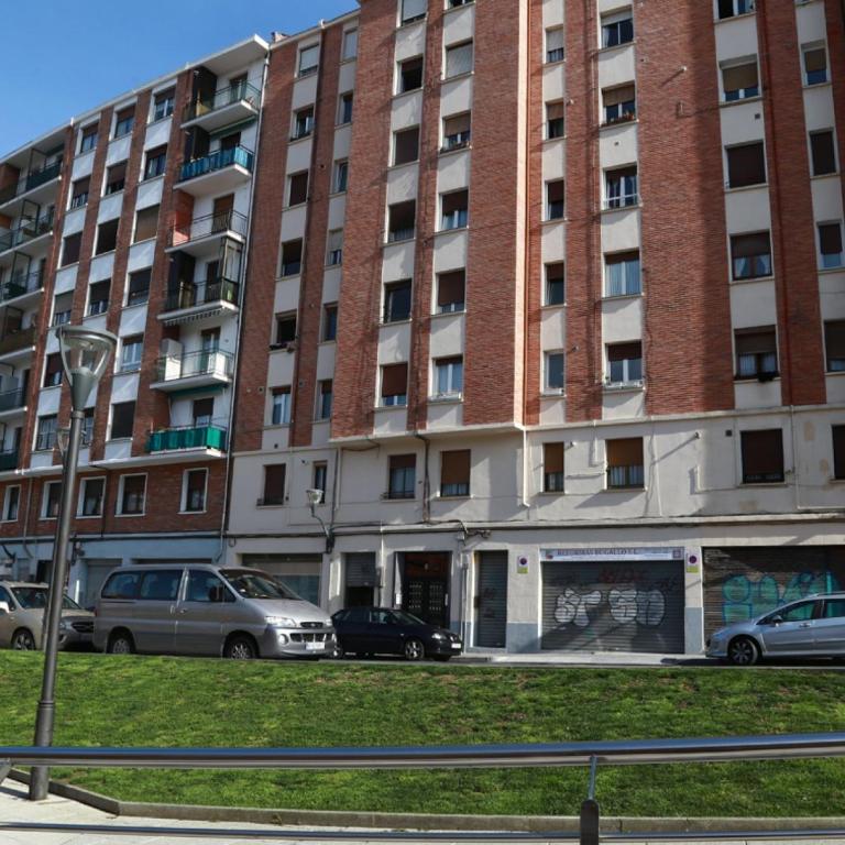 Cálida Vivienda Turística Céntrica junto al Funicular y Metro - Appartement - 25