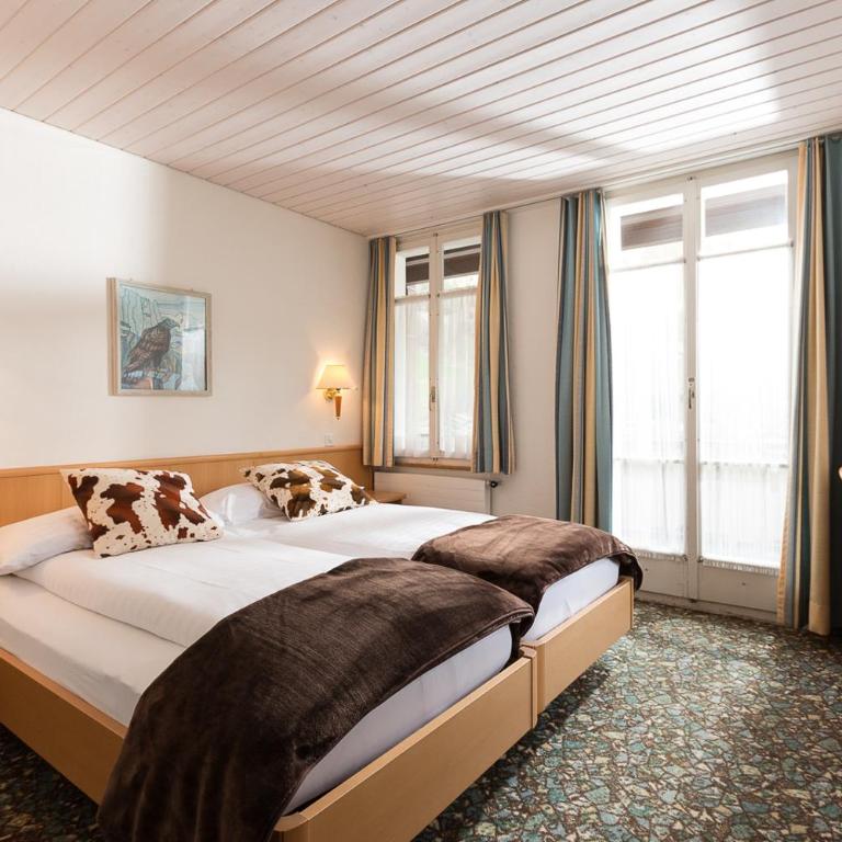 Hotel Oberland - Doppelzimmer mit Balkon und Bergblick - 1