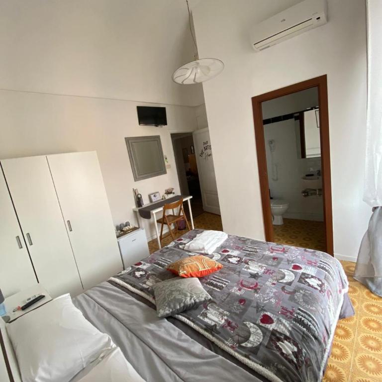 The Artist's Home Catania Centro - Double Room with Balcony and Private Bathroom - 3
