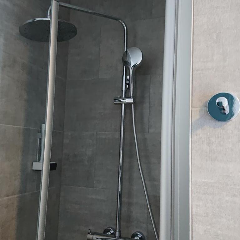 Pension Elisabeth - Rooms & Apartments - Doppelzimmer mit eigener Dusche und Gemeinschafts-WC - 1
