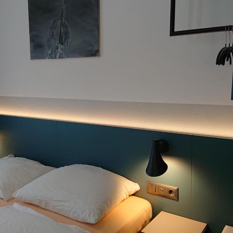 Pension Elisabeth - Rooms & Apartments - Doppelzimmer mit eigener Dusche und Gemeinschafts-WC - 5