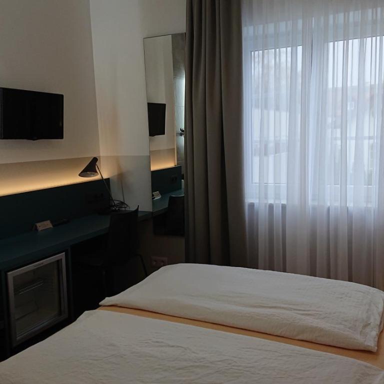 Pension Elisabeth - Rooms & Apartments - Doppelzimmer mit eigener Dusche und Gemeinschafts-WC - 6