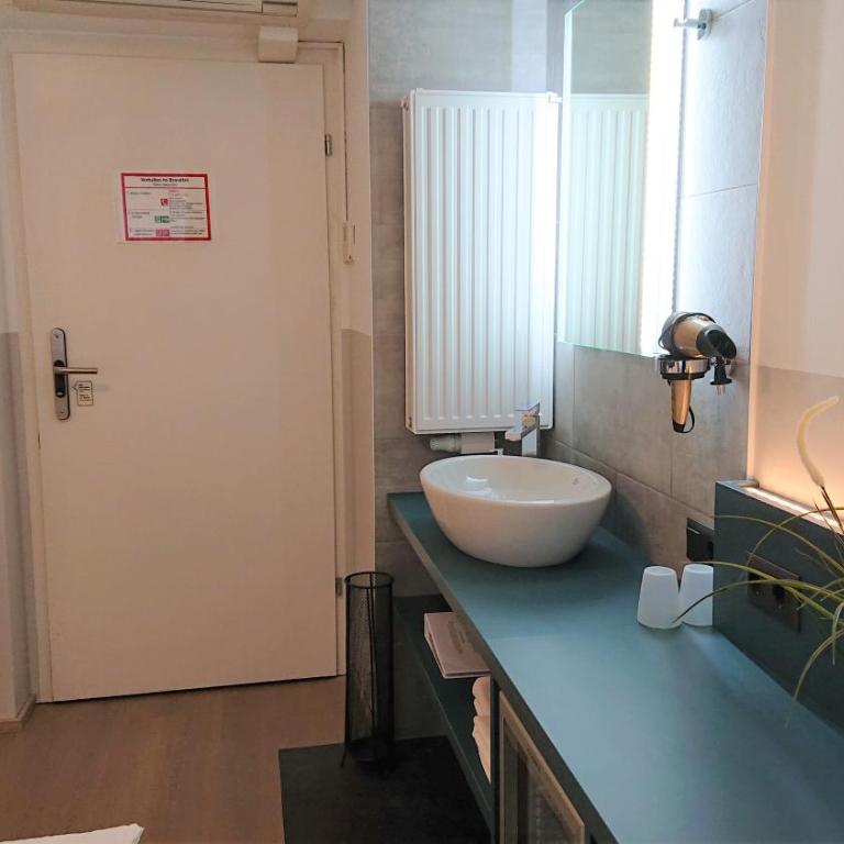 Pension Elisabeth - Rooms & Apartments - Doppelzimmer mit Gemeinschaftsbad - 5
