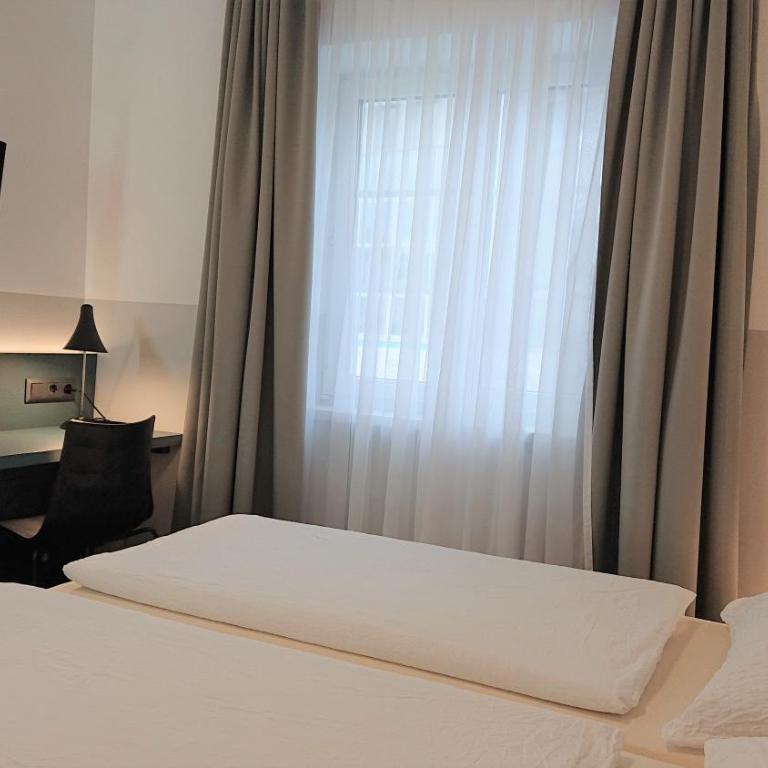 Pension Elisabeth - Rooms & Apartments - Doppelzimmer mit Gemeinschaftsbad - 9