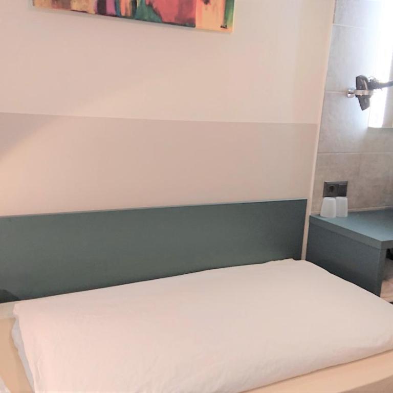 Pension Elisabeth - Rooms & Apartments - Doppelzimmer mit Gemeinschaftsbad - 17