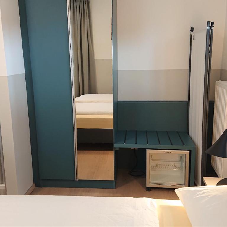 Pension Elisabeth - Rooms & Apartments - Dreibettzimmer mit Gemeinschaftsbad - 4
