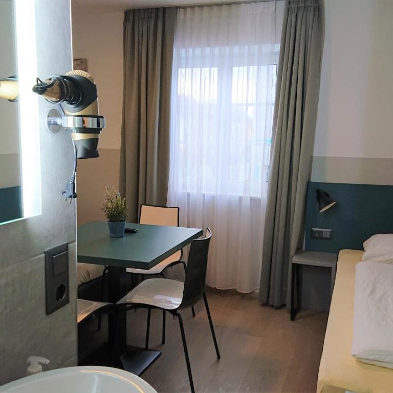Pension Elisabeth - Rooms & Apartments - Dreibettzimmer mit Gemeinschaftsbad - 9