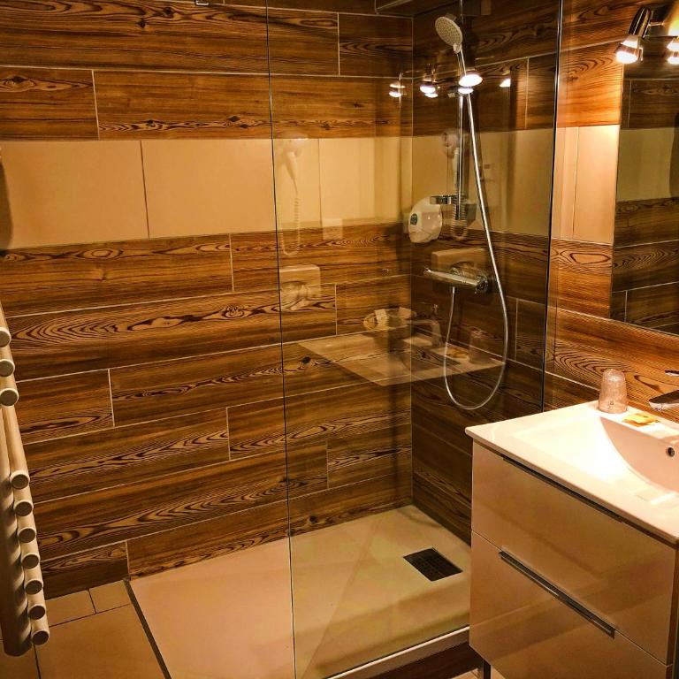 Hôtel & Spa La Ferme de l'Izoard - Suite Familiale avec Balcon - 4
