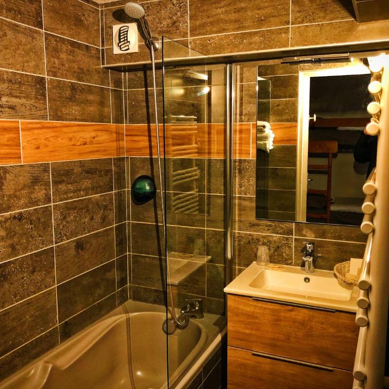 Hôtel & Spa La Ferme de l'Izoard - Chambre Familiale avec Balcon - 6